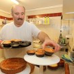 Didier Irastorza travaille chez Alex Bonneau, le pâtissier kanboar adhérent d'Eguzkia (photo Jean-Daniel Chopin)