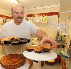 Didier Irastorza travaille chez Alex Bonneau, le pâtissier kanboar adhérent d'Eguzkia (photo Jean-Daniel Chopin)