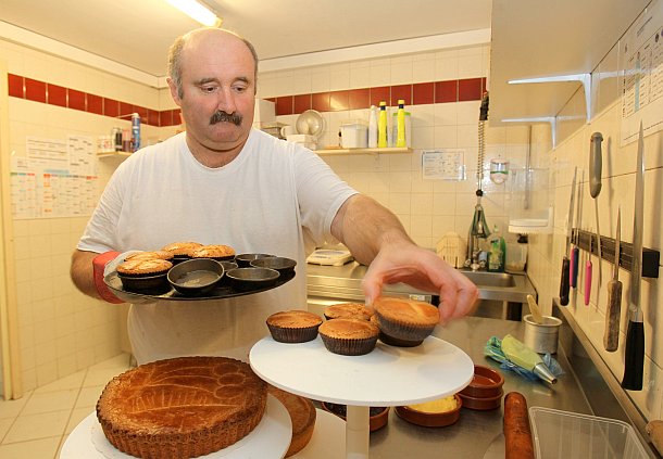 Didier Irastorza travaille chez Alex Bonneau, le pâtissier kanboar adhérent d'Eguzkia (photo Jean-Daniel Chopin)