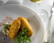 Cromesquis-d’huîtres-sauce-tartare-foisonnée