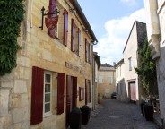 Le restaurant Le Clos du Roy, à Saint-Emilion, faisant face à sa terrasse.