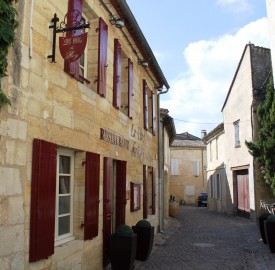 Le restaurant Le Clos du Roy, à Saint-Emilion, faisant face à sa terrasse.