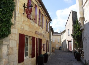 Le restaurant Le Clos du Roy, à Saint-Emilion, faisant face à sa terrasse.