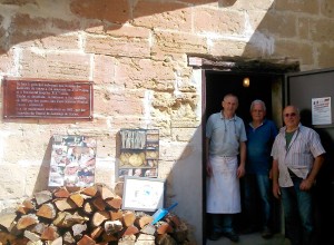 Jean-Pierre, Franck et Jacques font marcher le vieux four à bois depuis maintenant 10 ans. (Photo : Virginie Renaud)