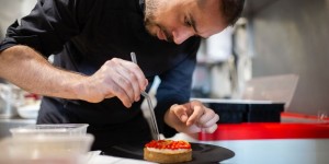damien-mitteau-chef-du-papadam-a-fargues-saint-hilaire-33-elabore-des-recettes-a-base-de-baies-de-goji-produites-dans-le-libournais