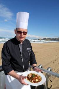 Les chipirons du bar de la grande plage avec Franck le chef. CRÉDIT PHOTO : © / JEAN-DANIEL CHOPIN